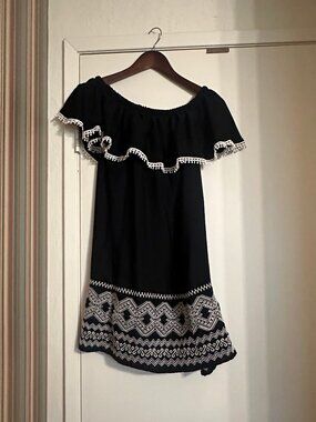 Q black dress with elastic collar